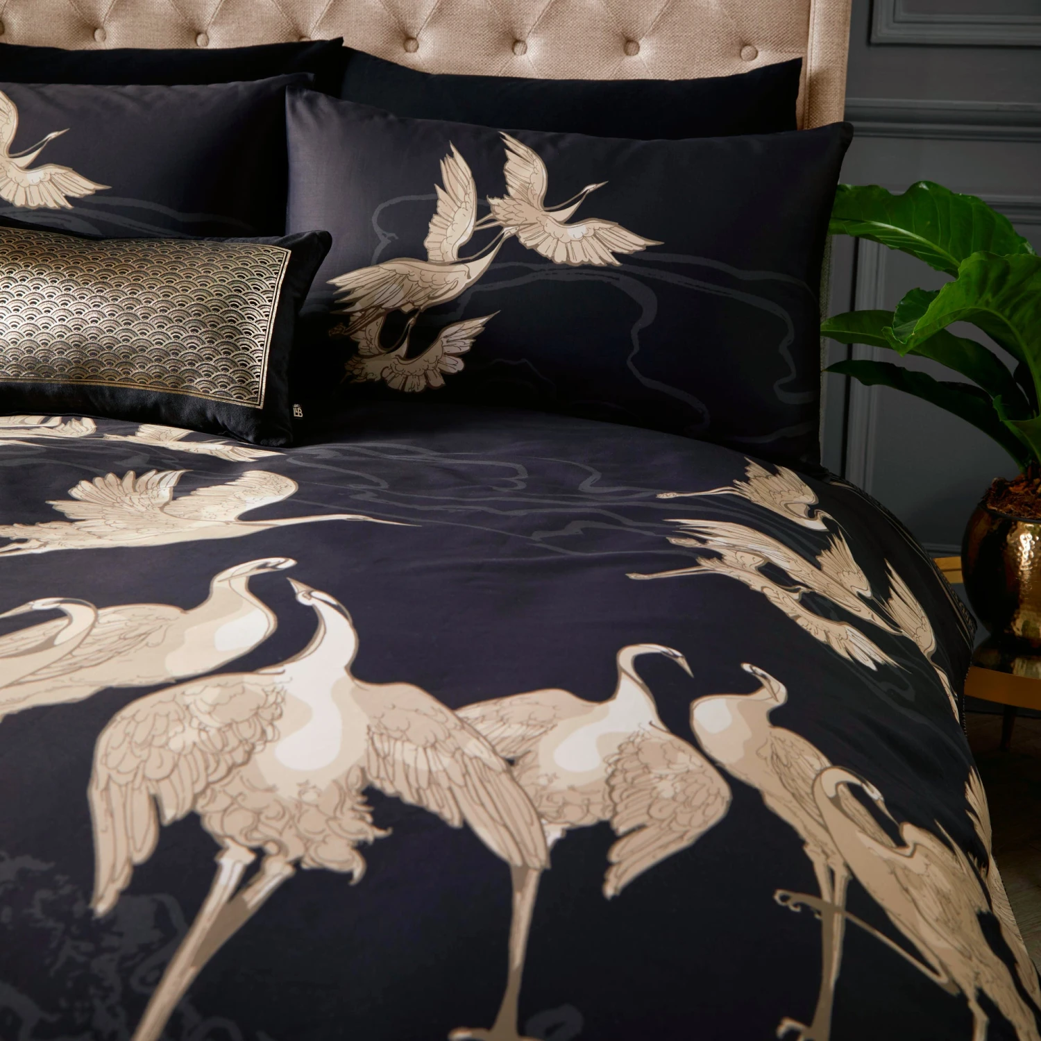 Laurence Llewelyn-Bowen Kireina Duvet Cover Set - Black/Gold 3 Laurence Llewelyn-Bowen Kireina Duvet Cover Set - Black/Gold - Image 3