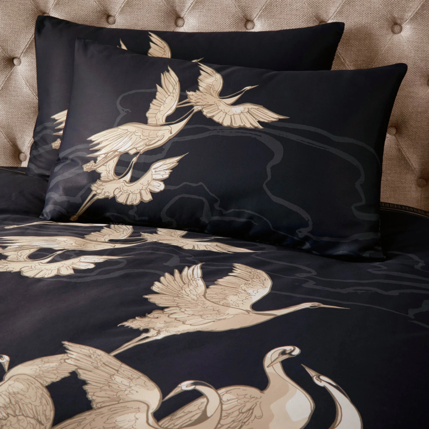 Laurence Llewelyn-Bowen Kireina Duvet Cover Set - Black/Gold 2 Laurence Llewelyn-Bowen Kireina Duvet Cover Set - Black/Gold - Image 2